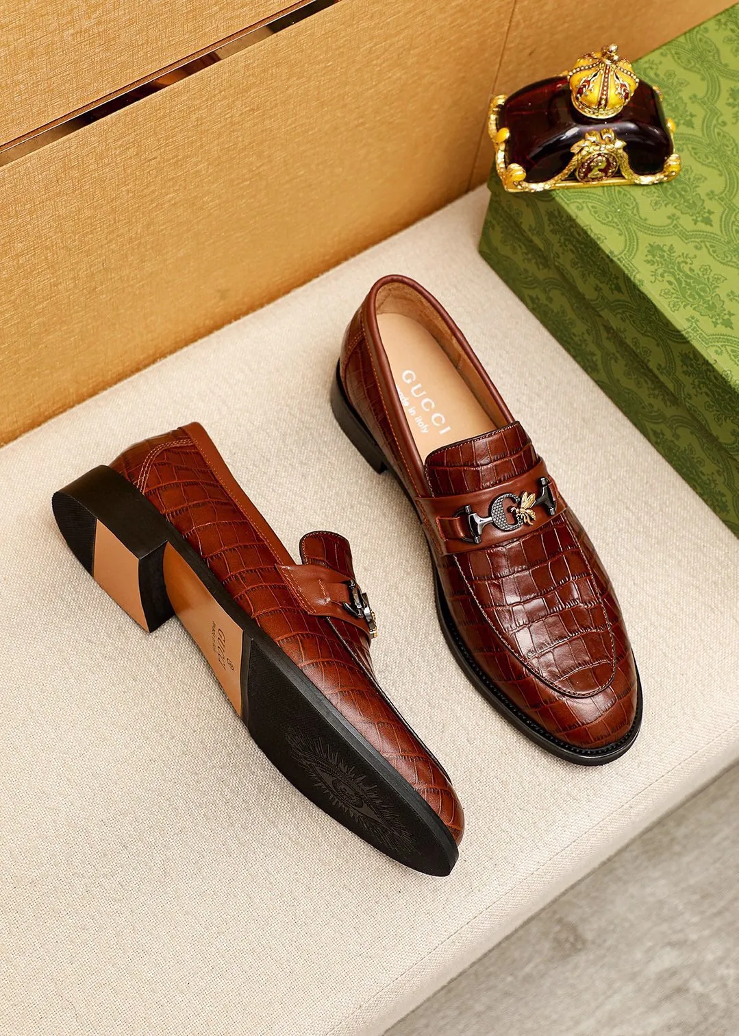 Men's shoes 💰462 💐 Product trademark: GUCCI "Gucci" casual leather shoes Regular size: 38-44 (45.46🉑️customized) Product materials: Selected imported first-layer calfskin embossed upper + luxury hardware buckle, imported water-dyed cow leather lining. Strong three-dimensional visual effect, combined outsole Color: 2⃣️colors available